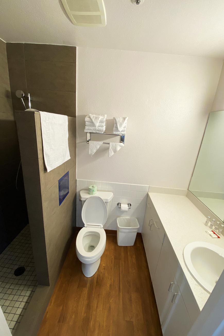 2 queen beds bathroom