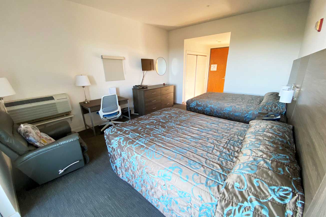 2 queen beds, desk, dresser and closet