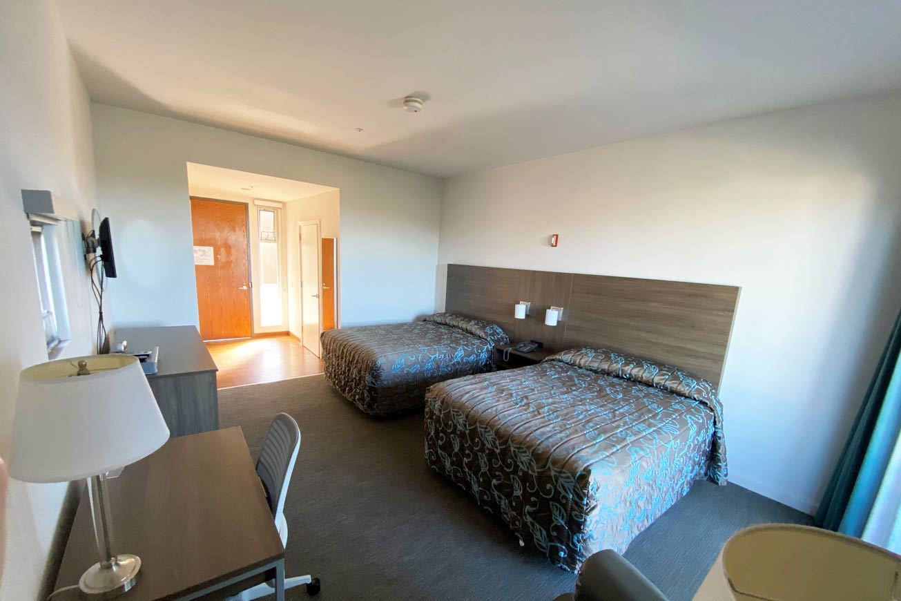 2 queen beds, entry and bathroom area