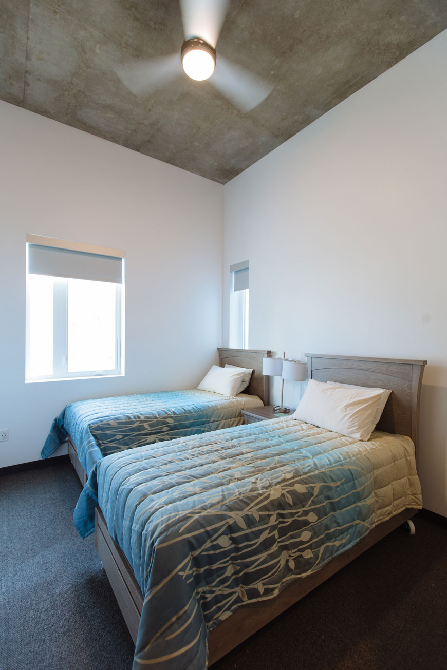 Apartment 2 twin beds with drawers