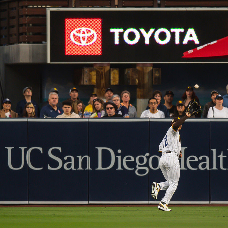 Padres outfielder catching ball